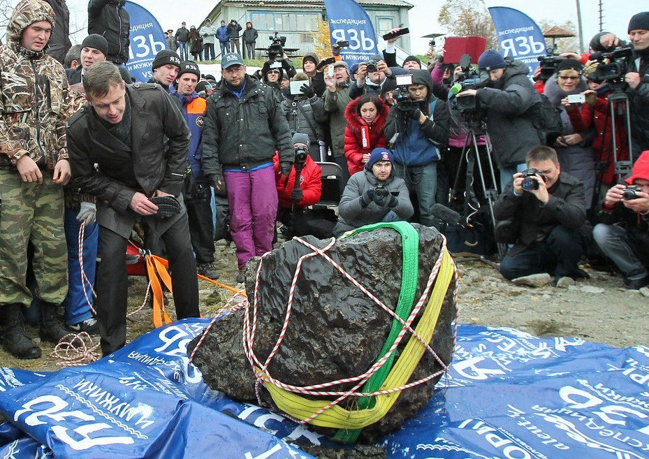 俄罗斯打捞出重约570公斤的巨大陨石残骸