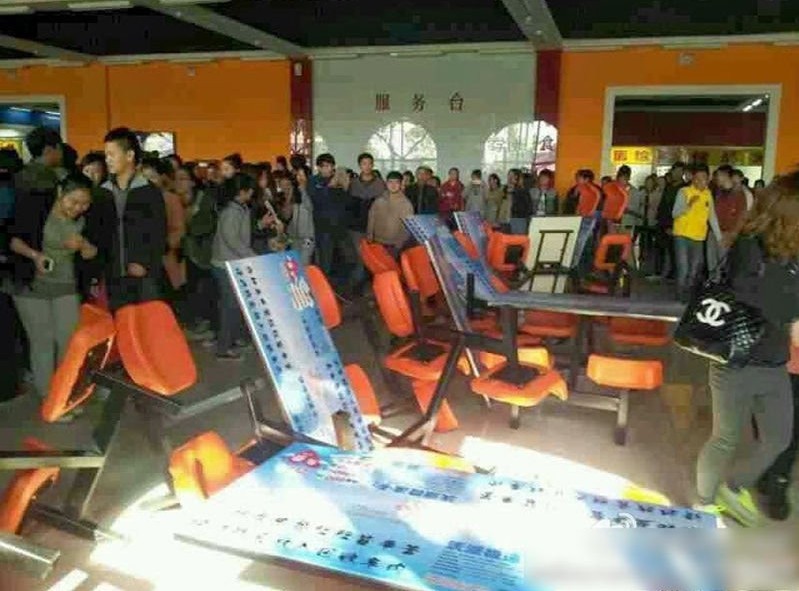 河北廊坊学校学生抗议食堂饭菜太贵集体罢学