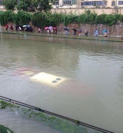 上海受台风暴雨影响 道路积水严重