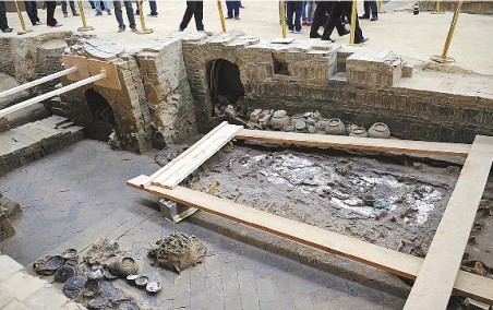 考古学家在隋炀帝墓穴中发现最高等级金玉带