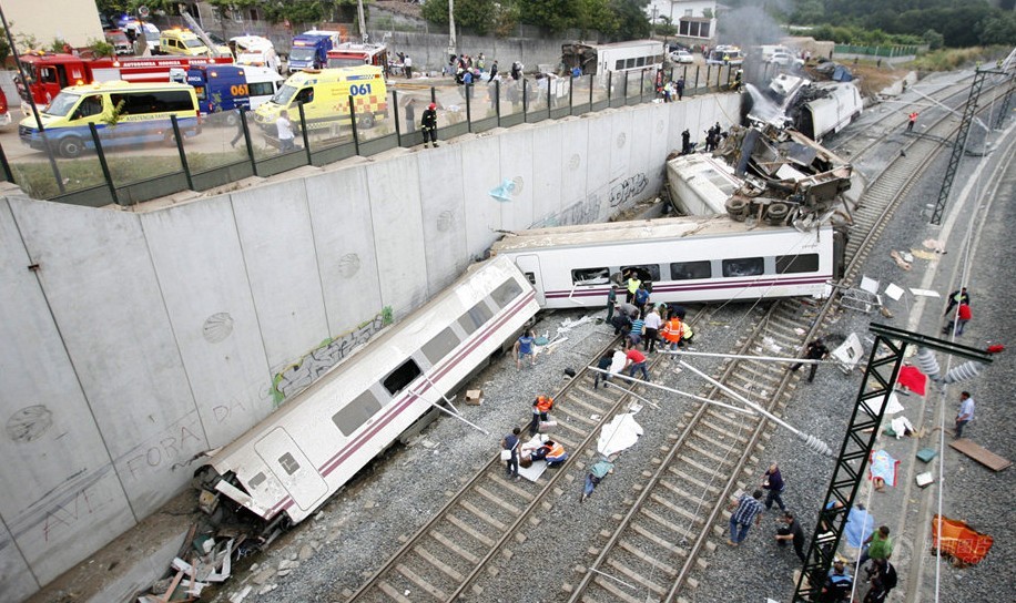 西班牙客运火车脱轨 事故导致56人死亡