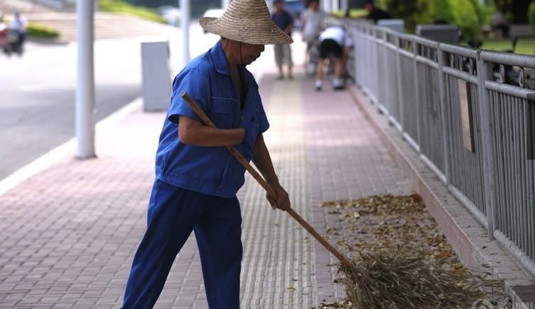 《龙拓视野》断腕环卫工郑立林