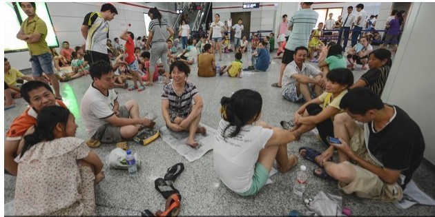 杭州高温街道停电 数百居民地铁站乘凉