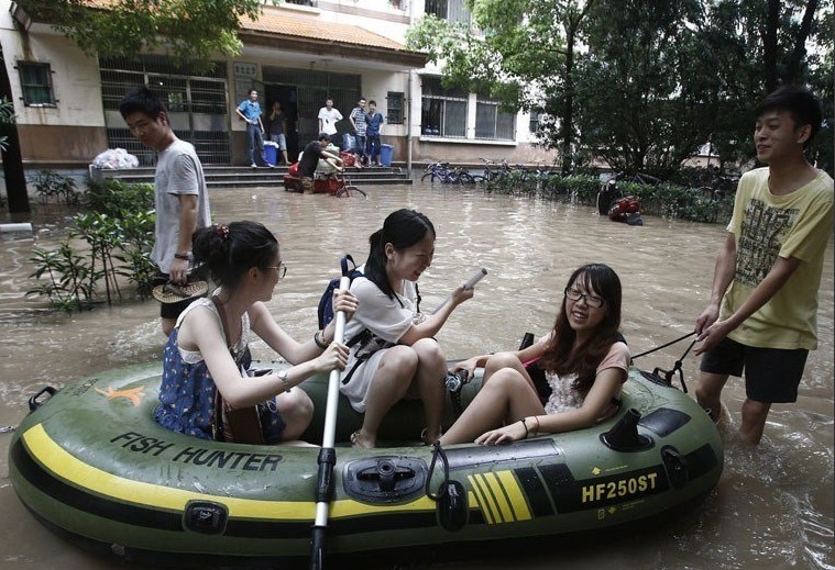 武汉遭五年来最强暴雨 路面积水最深达2米