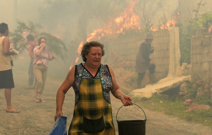 葡萄牙中部沃泽拉附近深林火灾肆虐
