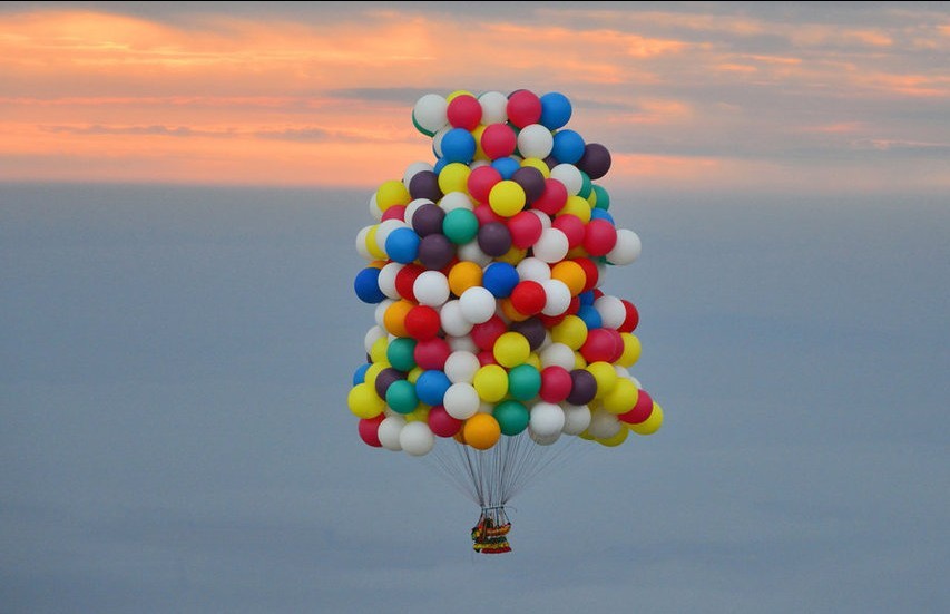 美国男子尝试利用370个打型气球飞跃大西洋