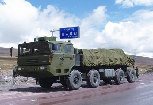 中国45吨超重型导弹发射车成功翻越5000米高山