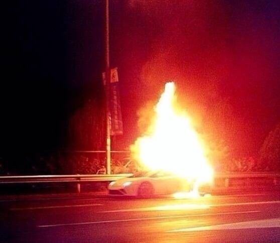 壮观！起火中的白色兰博基尼跑车