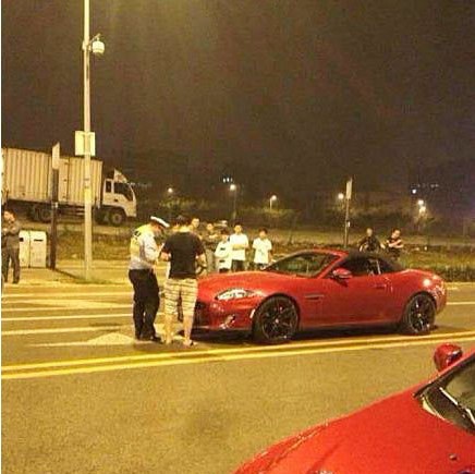 北京数十辆跑车深夜聚集被交警扣留